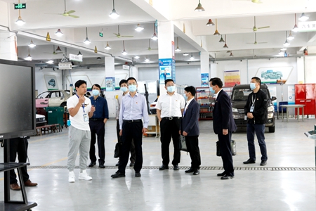 集團張副總調研交校2(盛思佳)_副本.jpg 集團張副總調研交校2(盛思佳)_副本.jpg