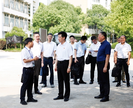 平湖市領(lǐng)導(dǎo)調(diào)研交通學(xué)校1(盛思佳)_副本.jpg 平湖市領(lǐng)導(dǎo)調(diào)研交通學(xué)校1(盛思佳)_副本.jpg